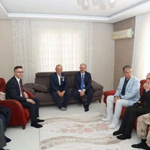 "Ey, bu topraklar için toprağa düşmüş asker! Gökten ecdad inerek öpse o pak alnı değer." - fotoğraf 2