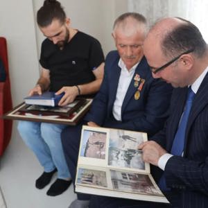 "Ey, bu topraklar için toprağa düşmüş asker! Gökten ecdad inerek öpse o pak alnı değer." - fotoğraf 4