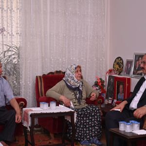 Il Mudurumuz Omer Turan Valimiz Sayin Yakup Canbolat ile birlikte Sehit Polis Memuru Hidir Canoluk'un ailesini ziyaret ederek bassagligi ve sabirlar diledi. - fotoğraf 1