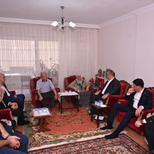 Il Mudurumuz Omer Turan Valimiz Sayin Yakup Canbolat ile birlikte Sehit Polis Memuru Hidir Canoluk'un ailesini ziyaret ederek bassagligi ve sabirlar diledi. - fotoğraf 2