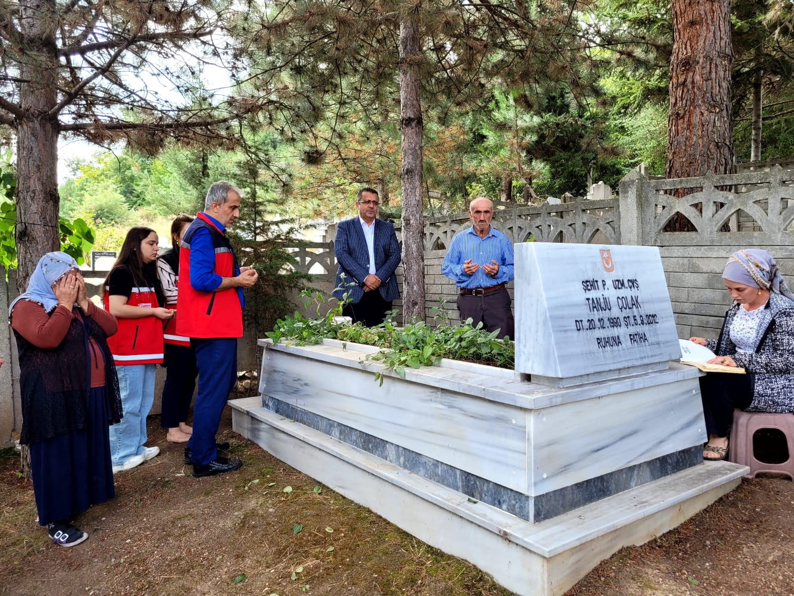 Şehidimiz Piyade Uzman Çavuş Tanju ÇOLAK'IN, Şehadetinin Sene-i devriyesinde kabri başında dualar ettik.