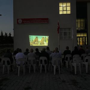 Kırklareli Bakım Rehabilitasyon ve Aile Danışma Merkezi Müdürlüğümüzde yatılı bakım hizmeti almakta olan özel gereksinimli bireylerimizin açık hava sinema etkinliği - fotoğraf 1