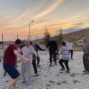Kırklareli Bakım Rehabilitasyon ve Aile Danışma Merkezi Müdürlüğümüzde yatılı bakım hizmeti almakta olan özel gereksinimli bireylerimizin açık hava sinema etkinliği - fotoğraf 3