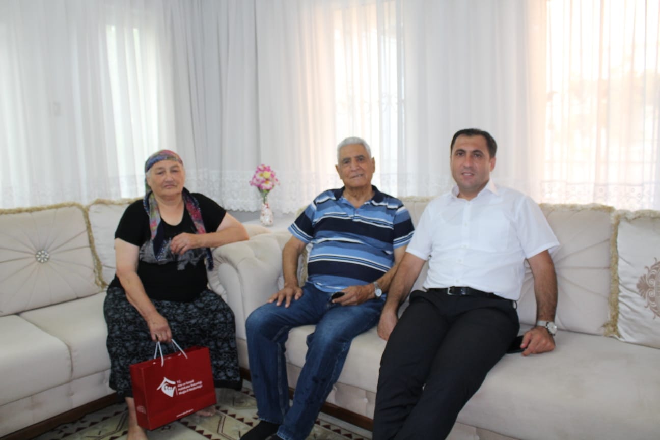 İl Müdürümüz İlkay Türkoğlu, geçtiğimiz günlerde rahatsızlık geçirip tedavisi tamamlanan Şehit Yarbay Alim Yılmaz'ın Babası Mehmet Yılmaz'ı evinde ziyaret ederek geçmiş olsun dileklerini iletti.