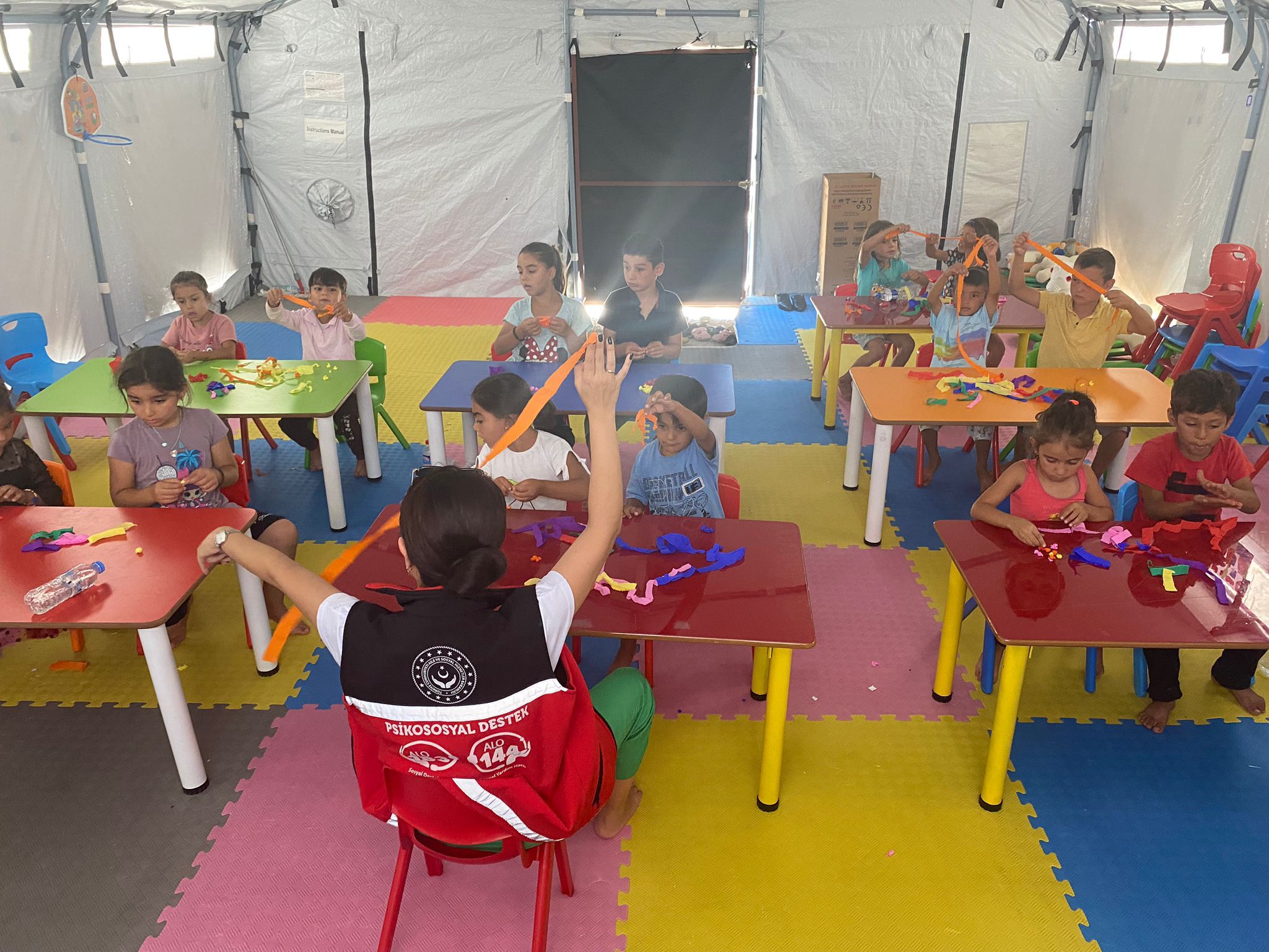 #PsikoSosyalDestek ekiplerimiz, depremden etkilenen çocuklarımızın okula uyumunu kolaylaştırmak amacıyla bazen annelerininde katılımıyla çeşitli etkinliklerle çalışmalarını sürdürüyor.   📍 Kahramanmaraş 