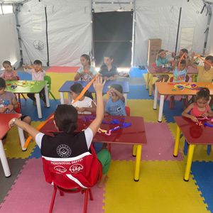 #PsikoSosyalDestek ekiplerimiz, depremden etkilenen çocuklarımızın okula uyumunu kolaylaştırmak amacıyla bazen annelerininde katılımıyla çeşitli etkinliklerle çalışmalarını sürdürüyor.   📍 Kahramanmaraş  - fotoğraf 3