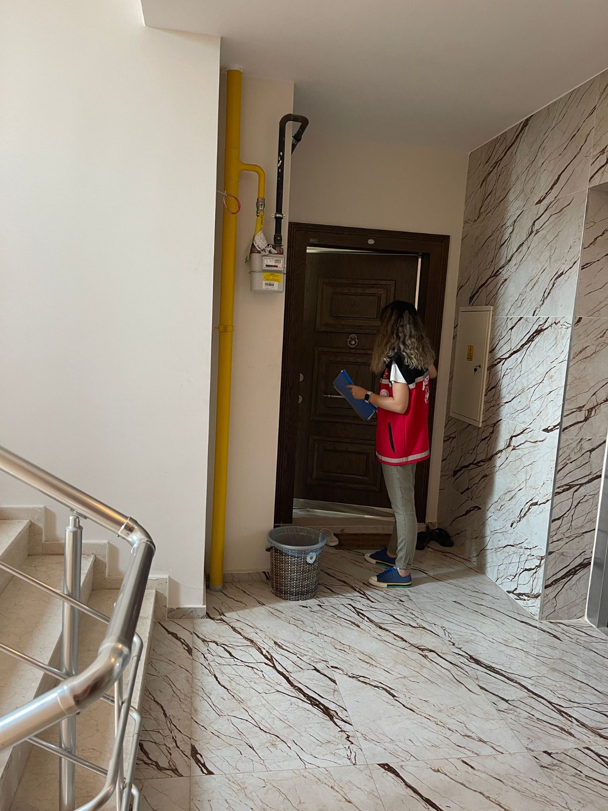 Hane Ziyaretleri kapsamında #ASDEP ekiplerimizle bilgilendirme çalışmaları yaparak vatandaşlarımızı sosyal ve ekonomik destek hizmetlerimizden faydalandırmaya devam ediyoruz.  #AileSosyalDestekProjesi  📍Mezitli