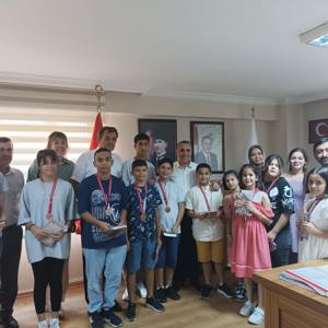 Satranç turnuvasında derece elde eden çocuklarımıza hediyelerini ve madalyalarını takdim ettik. ♟️🏅 - fotoğraf 1