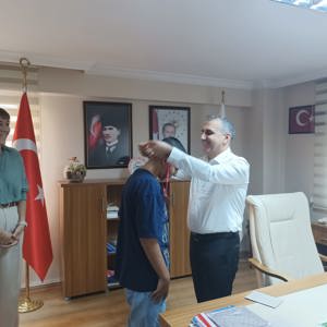 Satranç turnuvasında derece elde eden çocuklarımıza hediyelerini ve madalyalarını takdim ettik. ♟️🏅 - fotoğraf 2