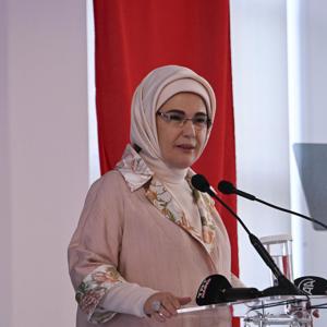 Emine Erdoğan Hanımefendi ve Bakanımız Mahinur Özdemir Göktaş, TİKAD’ın "Dünyaya Yön Veren Kadınlar" Etkinliğine Katıldı - fotoğraf 2