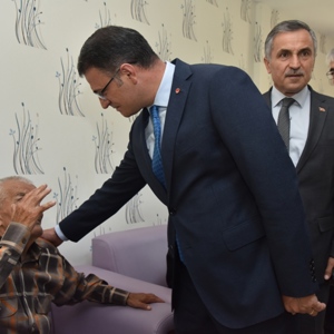 Valimiz Sayın Dr. Ozan BALCI Zile Huzurevi Yaşlı Bakım ve Rehabilitasyon Merkezini Ziyaret Etti - fotoğraf 9
