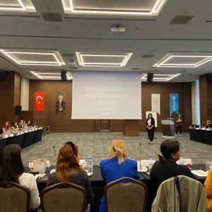 “Yeni Yaklaşımlarla Aile Eğitim Programı Eğitici Eğitimi“ Programı Başladı - fotoğraf 4