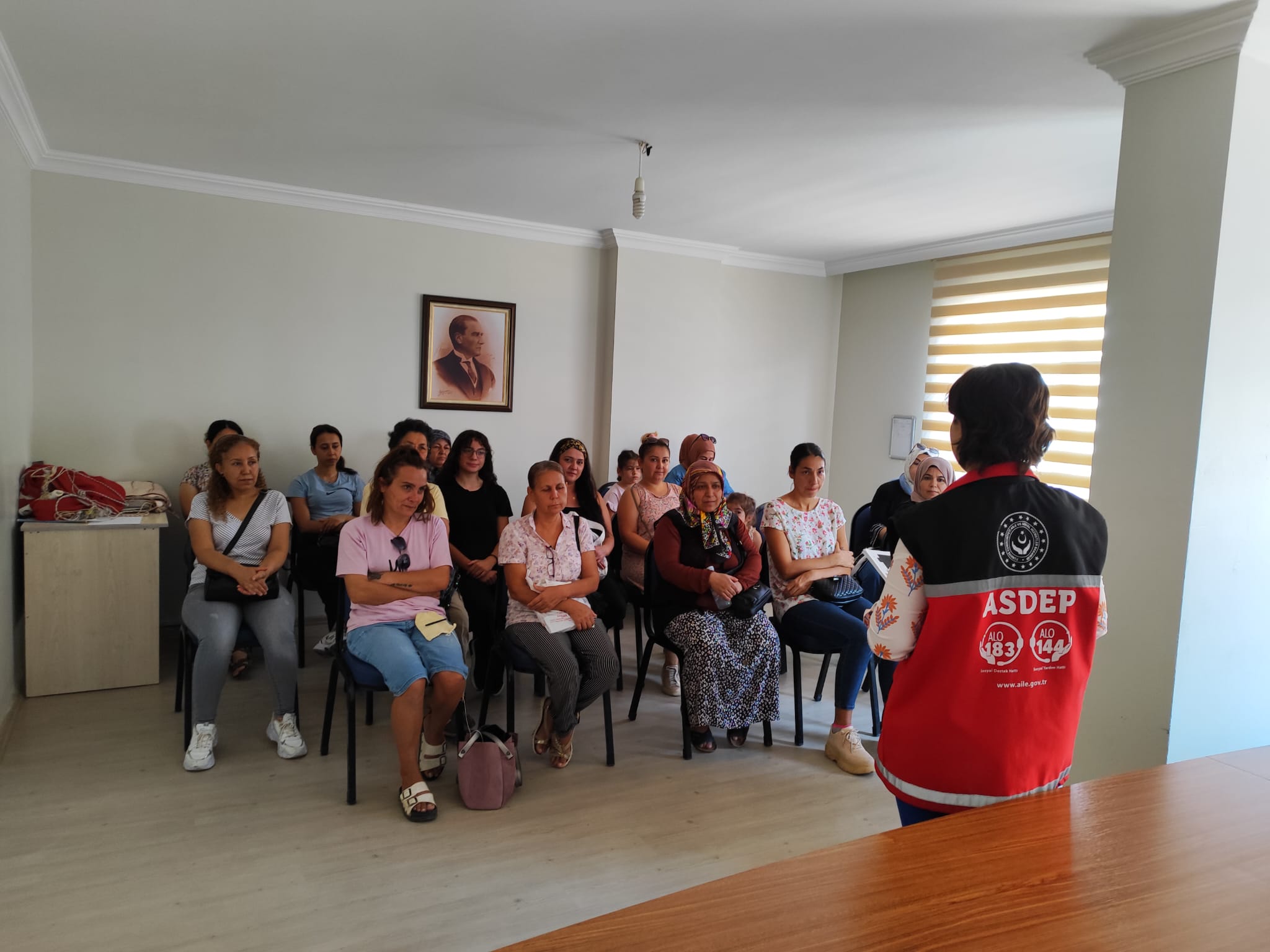 #SilifkeSHM, Sosyal ve Ekonomik Destek (SED) hizmetinden yararlanan vatandaşlara ''Evlilik Öncesi Eğitim,Tek Ebeveynli Aile Olmanın Çocuklar Üzerindeki Etkisi, Madde Bağımlılığı'' konularında eğitim verdi.