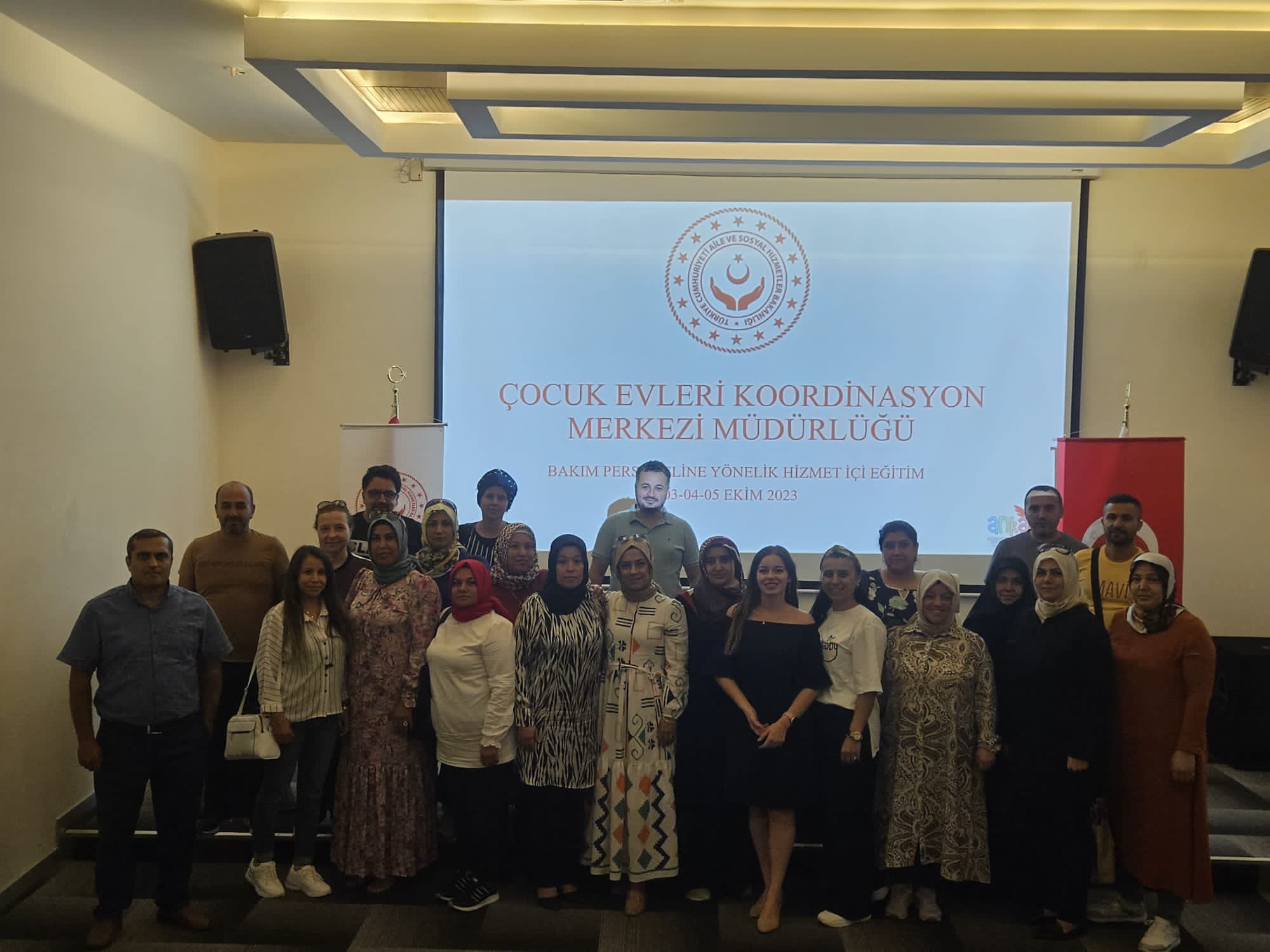 Çocuk Evleri Koordinasyon Merkezi personelimize “İletişim, Öfke Kontrolü , Sınır ve Sorumluluklar, Krize Müdahale,  Olumlu Davranış Geliştirme” konularında Psikolog Gülçin Gök ve Çocuk Gelişimci Meryem Deniz Ulkat tarafından eğitim verildi. 