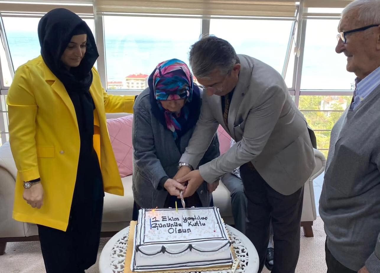 İl Müdürümüz Mustafa MODAOĞLU,1 Ekim Yaşlılar Günü sebebiyle Huzurevinde kalan yaşlılarımızı ziyaret etti