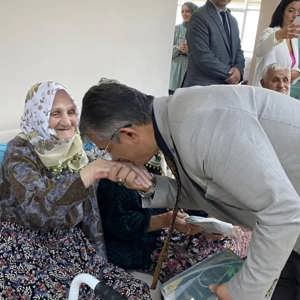 İl Müdürümüz Mustafa MODAOĞLU,1 Ekim Yaşlılar Günü sebebiyle Huzurevinde kalan yaşlılarımızı ziyaret etti - fotoğraf 1