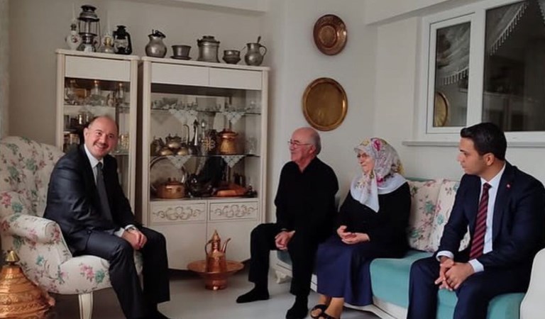 Kars-Kagizmanda şehit olan Mustafa Şimşek'in  anne-babası Senem-Şeref Şimşek'i,İl Müdürümüz Mustafa MODAOĞLU Sayın valimiz Mehmet Fatih SERDENGEÇTİ ile ziyaret etti