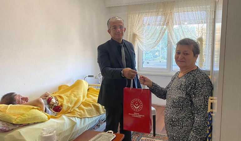 İl Müdürümüz Mustafa MODAOĞLU Kıbrıs Gazisi Mehmet GARİPOĞLU'nu ve kıymetli eşini evinde ziyaret etti.