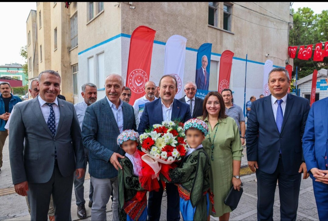 Valimiz Sn.Ali Hamza PEHLİVAN ve hanımefendi, Akdeniz Kaymakamımız, Akdeniz Belediye Başkanımız, personellerimiz,engellilerimiz ve çocuklarımızın katılımıyla Cumhuriyetimizin 100.Yılı coşkuyla kutlandı.🇹🇷 📍Mersin Çocuk Evleri Sitesi