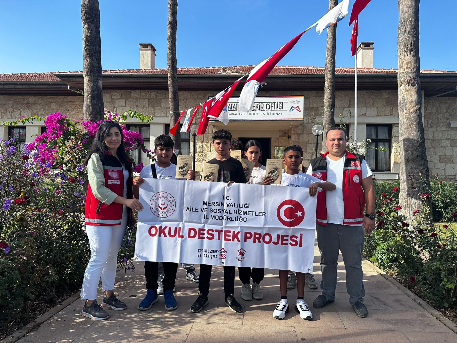 İl Müdürlüğümüz #ÇocukHakları Komite üyesi, #OkulDestekProjesi çocuklarımız ve #SilifkeSHM, Gazi Çiftliği gezisinde bir araya geldi. Gazi Çiftliği görevlileri tarafından çocuklarımıza ''Çocuklar İçin Nutuk'' kitabı hediye edildi.