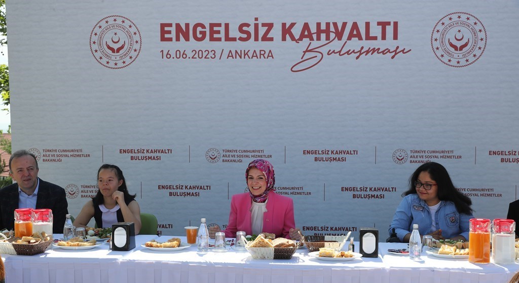 Minister Göktaş came together with the residents of Saray Barrier-Free Living Care and Rehabilitation Center for Breakfast