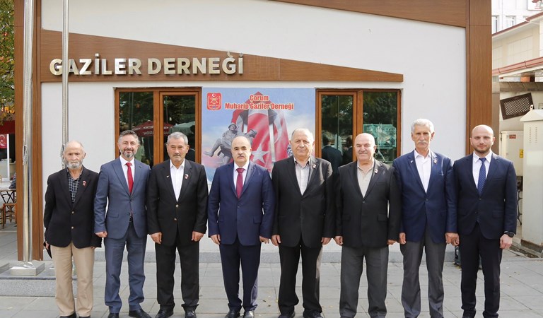 Valimiz Sayın Doç. Dr. Zülkif DAĞLI ve İl Müdürümüz Sayın Türcay AKSOY, Muharip Gaziler Derneği Çorum Şube Başkanı Muharrem GÜL' e iade-i ziyarette bulundu.
