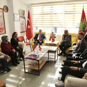 Valimiz Sayın Doç. Dr. Zülkif DAĞLI ve İl Müdürümüz Sayın Türcay AKSOY, Türkiye Harp Malulü Gaziler, Şehit Dul ve Yetimleri Derneği Başkanı Galip DENİZ' e iadei ziyarette bulundu. - fotoğraf 2