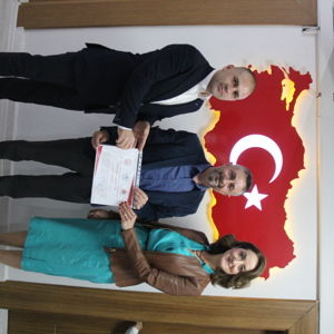 Hitit Üniversitesi Sungurlu M.Y.O. Binasına TSE tarafından belirlenen Erişilebilirlik kriterlerini büyük oranda sağladığı ve tespit edilen eksiklikleri giderdiği için Vali Yardımcımız başkanlığında toplanan komisyon tarafından ‘Erişilebilirlik Belgesi’ verilmesine karar verilmiştir. - fotoğraf 2