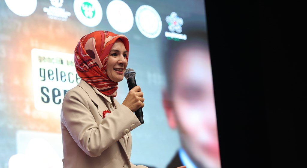 Aile ve Sosyal Hizmetler Bakanımız Göktaş, "Türkiye Yüzyılı Kariyer Zirvesi"nde Gençlerle Buluştu