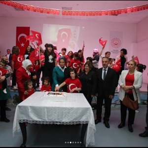 29 Ekim Cumhuriyet Bayramı ve Cumhuriyet’imizin 100. Yılı münasebetiyle, Yeşilırmak Çocuk Evlerinde kalan evlatlarımızın hazırlamış olduğu Kutlama Programı - fotoğraf 2