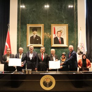 Hayırseverimiz Ahmet DAĞCI tarafından inşa edilmiş olan 42 kapasiteli “Huzurevi Yaşlı Bakım ve Rehabilitasyon Merkezi” olarak kullanılacak binanın devrine ilişkin protokol imzalandı. - fotoğraf 3
