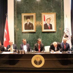 Hayırseverimiz Ahmet DAĞCI tarafından inşa edilmiş olan 42 kapasiteli “Huzurevi Yaşlı Bakım ve Rehabilitasyon Merkezi” olarak kullanılacak binanın devrine ilişkin protokol imzalandı. - fotoğraf 1