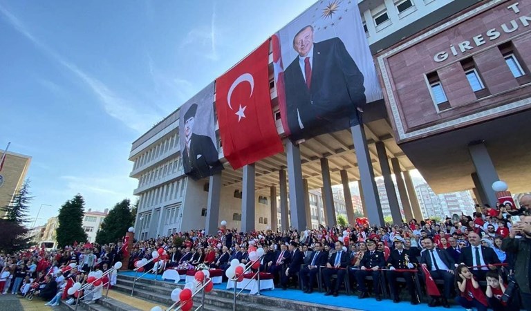 29 Ekim Cumhuriyetin 100. Yıl Kutlamaları kapsamında; Giresun Valiliği önünde, Atatürk anıtına Çelenk Sunumu programı yapıldı