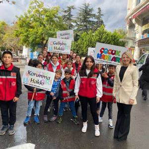 Kırklareli’nin Kurtuluş münasebetiyle düzenlenen Törenlere Çocuk Hakları İl Komitesi Üyesi çocuklarımız katılım sağlamıştır. - fotoğraf 4