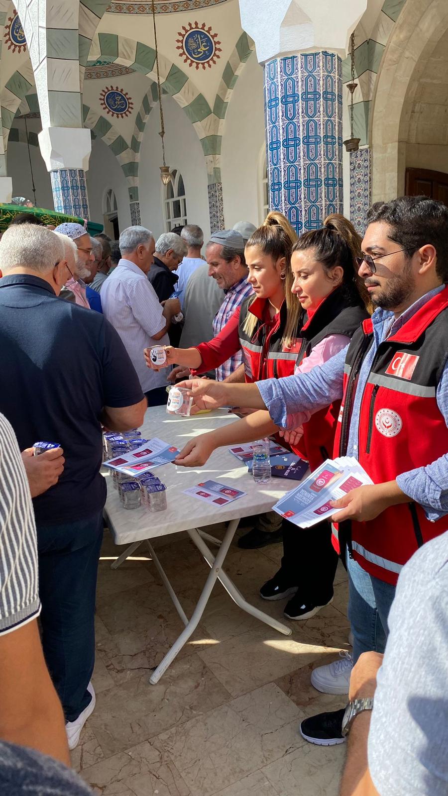 #YenişehirSHM, Muğdat Camii’nde cuma namazı çıkışı Alo 183, #KADES, 6284 Sayılı Kanun kapsamında erkek vatandaşlarımızı bilgilendirme çalışması, ''#KadınaŞiddetİnsalığaİhanettir'' mottolu broşür ve su dağıtımı yaptı.