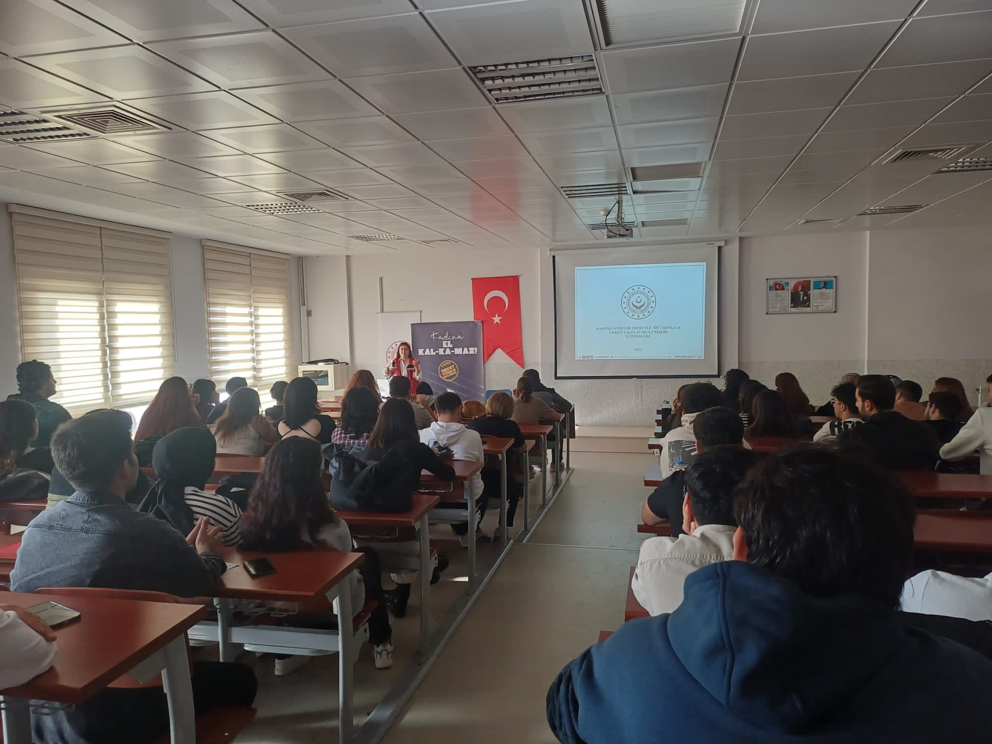 #MersinŞÖNİM, Mersin Üniversitesi İletişim Fakültesi öğrencilerine ''Kadına Yönelik Şiddetle Mücadele, Erken Yaşta ve Zorla Evlilik ve Evlilik Öncesi Eğitim, #KADES uygulaması, #ALO183'' konularında eğitim verdi.