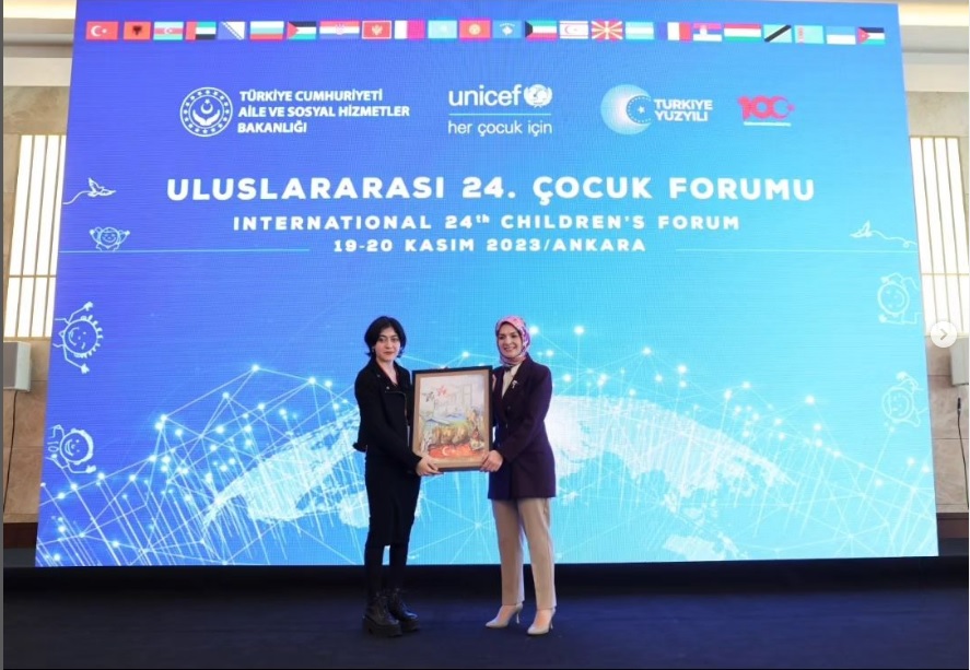 "Türkiye Yüzyılı" konulu resim yarışmasında 1. Olan çocuğumuz Esra ÇELİK resmini Aile ve Sosyal Hizmetler Bakanımız Sayın @mahinurozdemir 'e takdim etti.