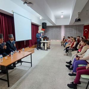 “Vatan ve Kahramanlık Buluşmaları” kapsamında kıymetli Gazilerimiz öğrenciler ile bir araya geldi. - fotoğraf 2