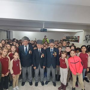 “Vatan ve Kahramanlık Buluşmaları” kapsamında kıymetli Gazilerimiz öğrenciler ile bir araya geldi. - fotoğraf 1