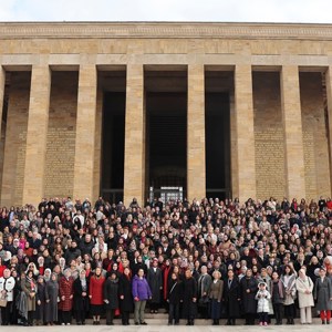 Bakanımız Göktaş, Türk Kadınına Seçme ve Seçilme Hakkı Verilmesinin Yıl Dönümünde Anıtkabir'i Ziyaret Etti - fotoğraf 1