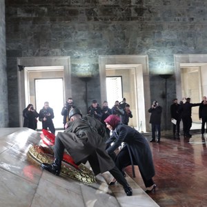 Bakanımız Göktaş, Türk Kadınına Seçme ve Seçilme Hakkı Verilmesinin Yıl Dönümünde Anıtkabir'i Ziyaret Etti - fotoğraf 3