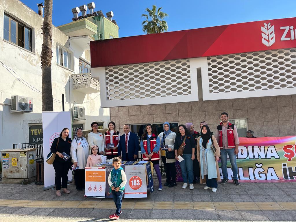 #AnamurSHM,#25KasımKadınaYönelikŞiddetleMücadeleGünü kapsamında ilçe sınırlarındaki cadde ve sokaklarda stant açarak ''Kadına Yönelik Şiddetle Mücadele, #KADES uygulaması ve #ALO183'' hakkında rehberlik ve broşür dağıtımı yaptı. 