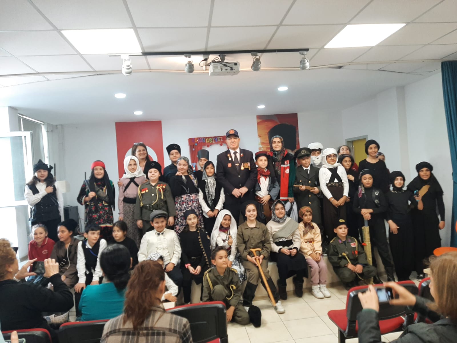 Cumhuriyetimizin 100.Yılında 'Vatan ve Kahramanlık Buluşmaları'nda Kıbrıs Gazisi Fikri KALKAN,Yenişehir İlkokulu öğrencilerine Vatan savunması,Milli Mücadele ve kutsal değerlerimizi anlattı.Öğrencilerimizin kıyafetleri pek manidardı.🇹🇷