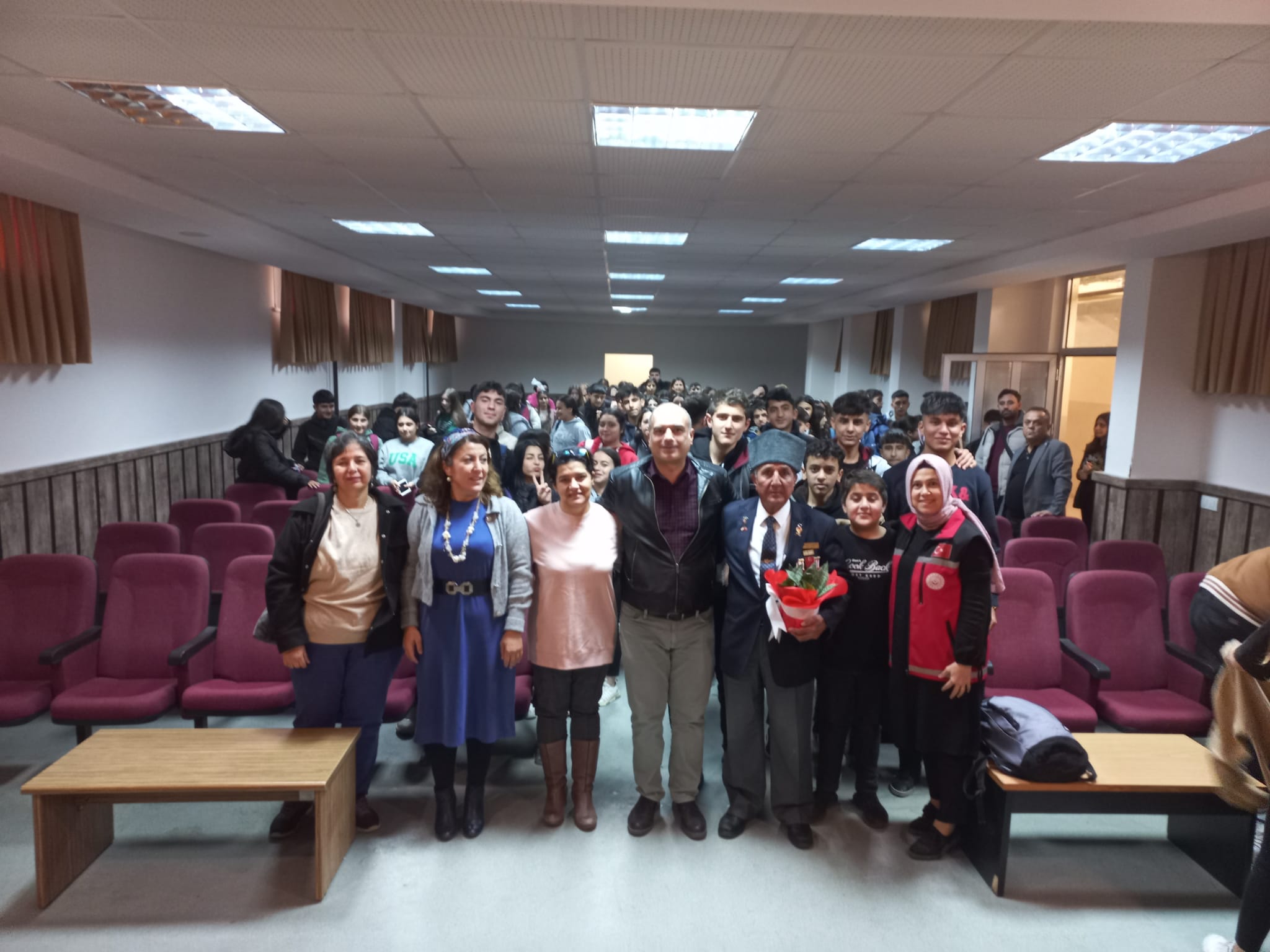 ''Cumhuriyetimizin 100. Yılı Vatan ve Kahramanlık Buluşmaları'' kapsamında Kıbrıs Gazimiz Ahmet YENER, Fatma Aliye Mesleki ve Teknik Anadolu Lisesi öğrencileriyle bir araya gelerek vatan millet sevgisini  anlattı.