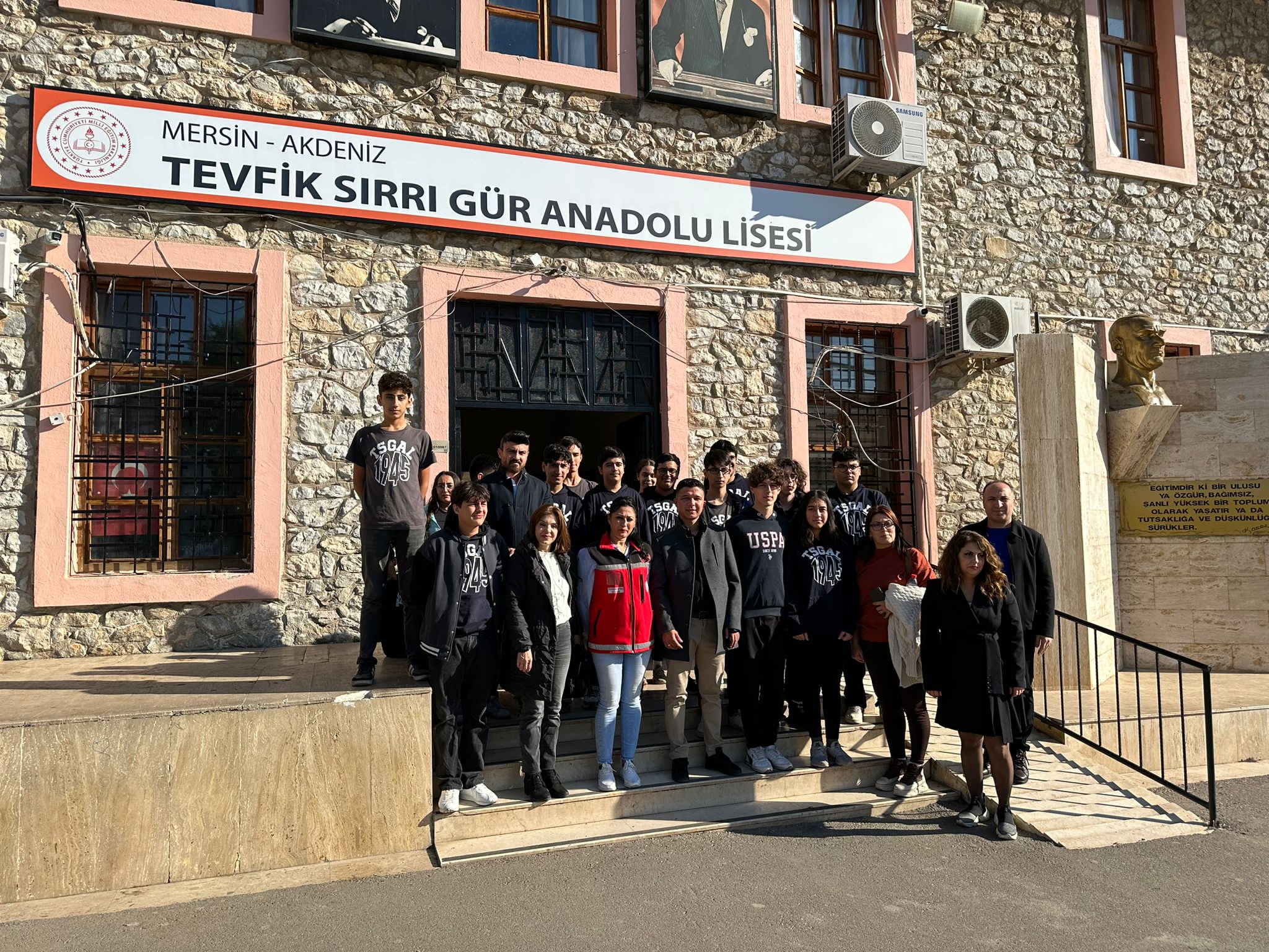 ''Cumhuriyetimizin 100. Yılı Vatan ve Kahramanlık Buluşmaları'' kapsamında Terör Gazilerimiz, Burak KARABELEN ve Yakup EKİCİ, Tevfik Sırrı Gür Anadolu Lisesi öğrencileriyle bir araya gelerek vatan millet sevgisini  anlattı.