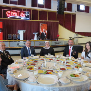 Şanlı Tarihimizin Ebedi Kahramanları Onuruna Yemek Programı Düzenlendi - fotoğraf 13