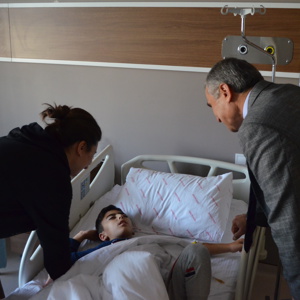 İl Müdürümüz Mahmut ÖZDEMİR, Şehit Oğlu Alptuğ AKDAĞ’ı Tedavi Gördüğü Hastanede Ziyaret Etti - fotoğraf 2