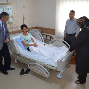 İl Müdürümüz Mahmut ÖZDEMİR, Sağlık Sorunları Yaşayan Personelimizi Ziyaret Etti - fotoğraf 1