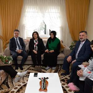 Sayın Valimiz ve Eşi Hanımefendi İle Birlikte İl Müdürümüz Mustafa KILIÇ, Kaza Geçiren Fatma Zöhre KIZILKAYA'yı Evinde Ziyaret Etti - fotoğraf 1