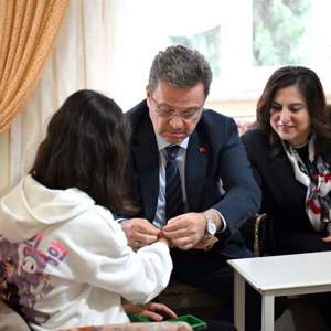 Sayın Valimiz ve Eşi Hanımefendi İle Birlikte İl Müdürümüz Mustafa KILIÇ, Kaza Geçiren Fatma Zöhre KIZILKAYA'yı Evinde Ziyaret Etti - fotoğraf 2
